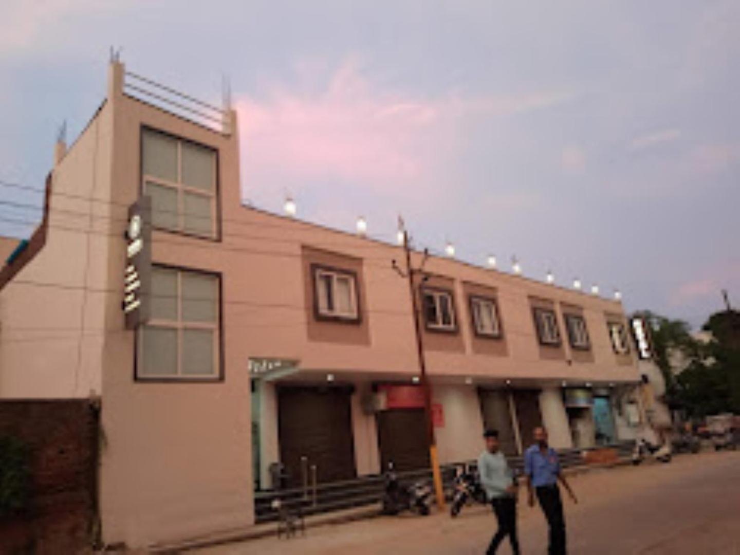 The Imperial Hotel And Convention Centre Kanpur Exterior foto